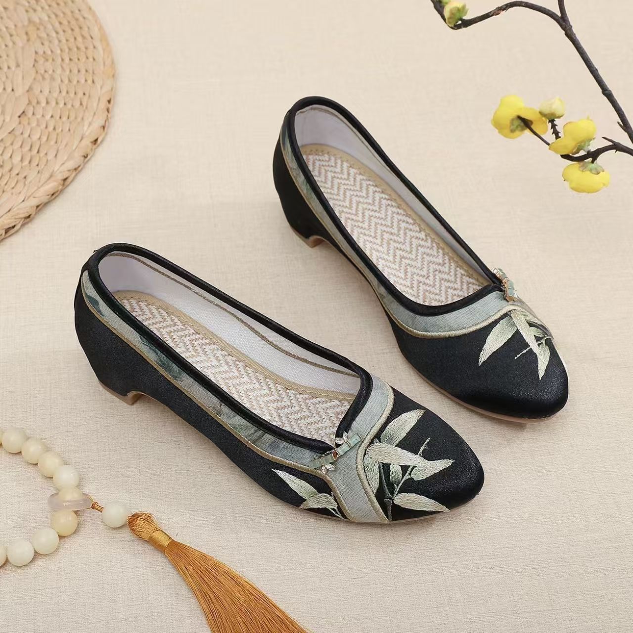 Woman Low Heel Embroidered Che - Embroidery Shoes reseña y precio